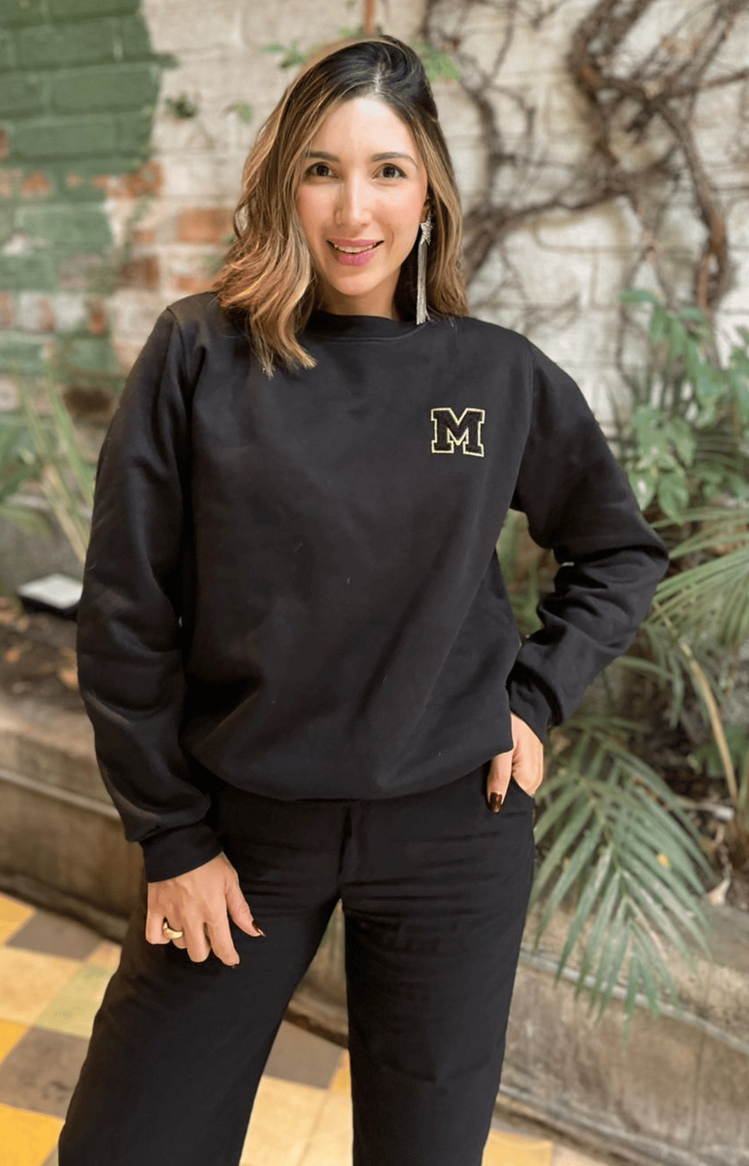 Black cotton sweatshirt with round neck and appliqué M Magnifica